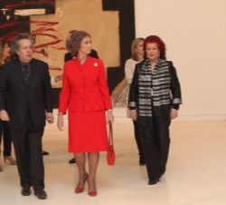 Su Majestad la Reina recorre la exposición junto a la directora gerente del IVAM, Consuelo Císcar y el comisario de la exposición, Francisco Jarauta